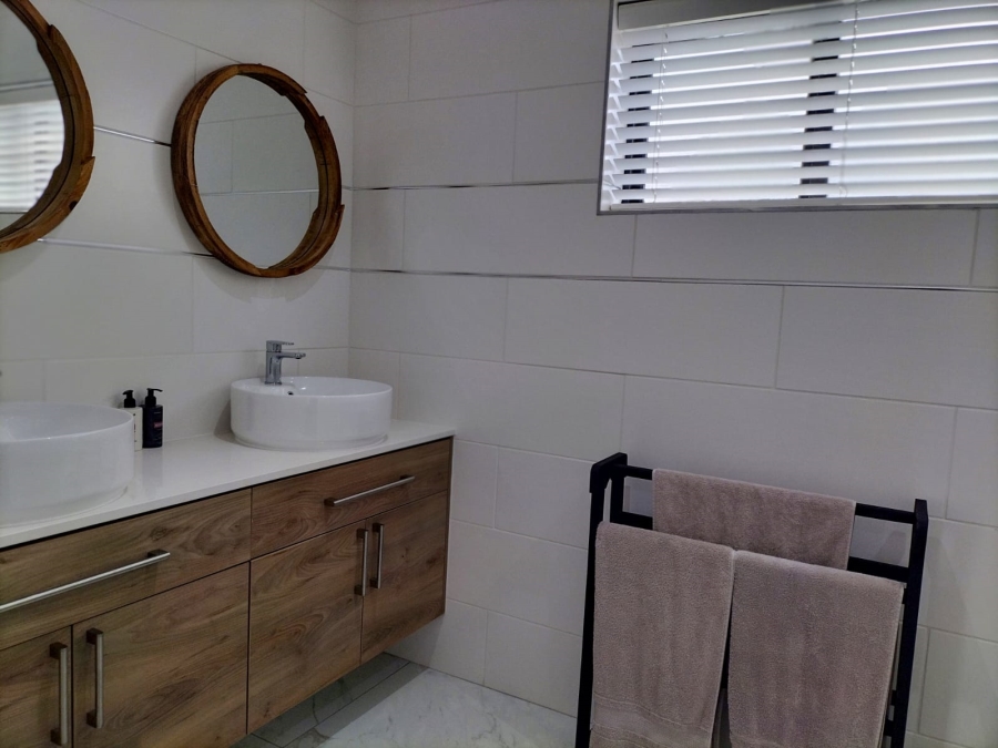 5 Bedroom Property for Sale in Fraaiuitsig Western Cape